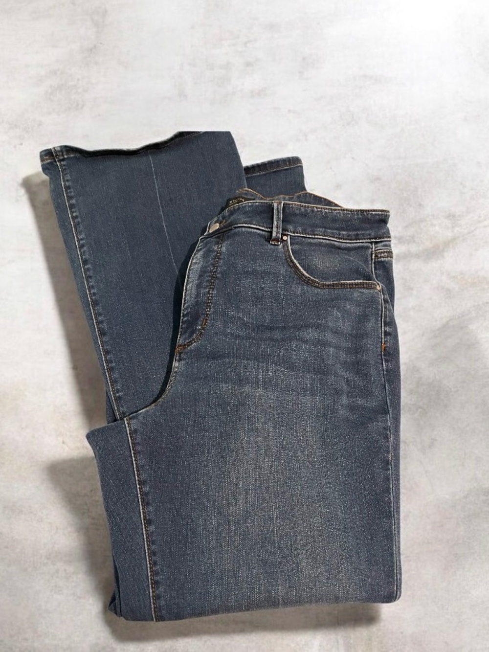 Ann Taylor Midwash Curvy Bootleg Jeans - 16